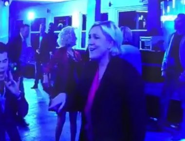 Γαλλία: Απτόητη η Μαρίν Λεπέν μετά την ήττα της από τον Εμμ. Μακρόν - Το έριξε στον χορό (βίντεο)